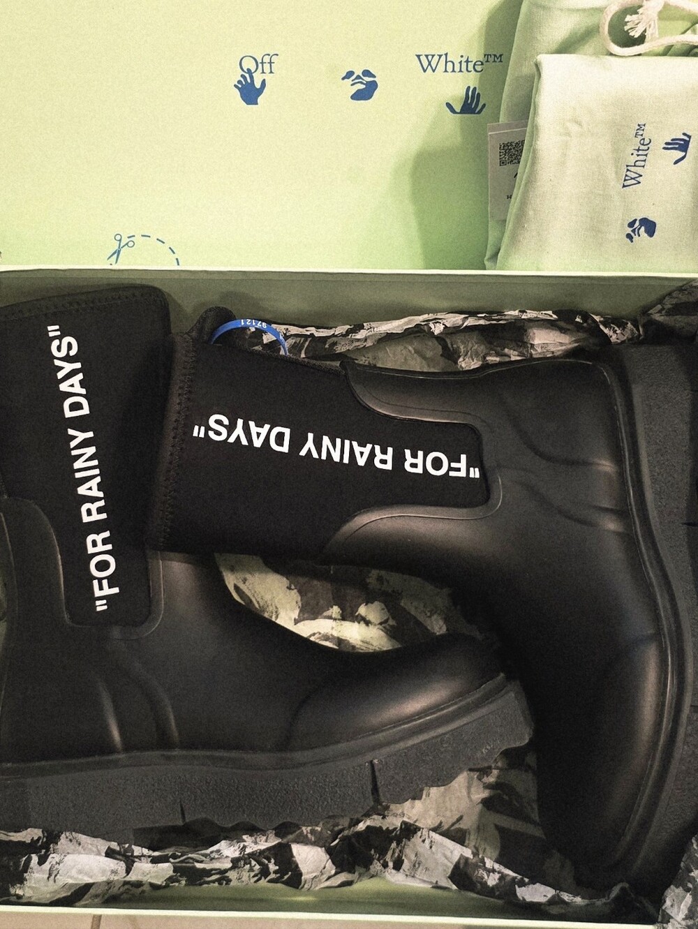 Off-white "For Rainy Days" Sponge Rubber rain boots Black/white Mens 6 Like New